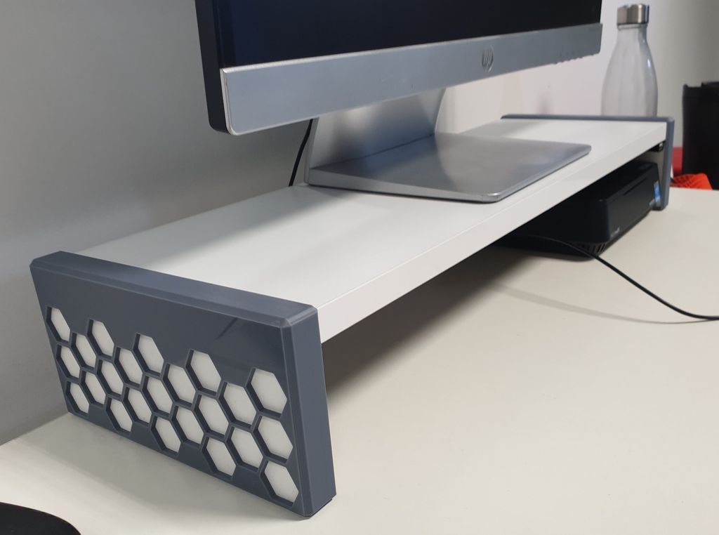 un bureau d'ordinateur avec un réhausseur d'écran