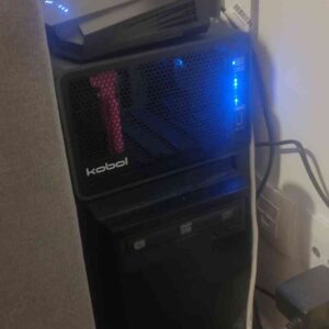 Un ordinateur derrière un canapé : le Helios64.